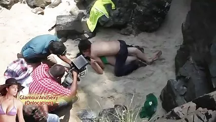 El caballero le dio un buen beso a la puta en la pared en su mexicanas dormidas sombrero
