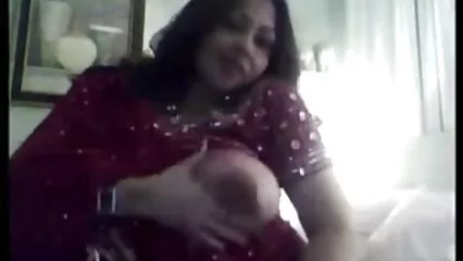 Ama lesbianas mexicanas amateur de casa desnuda sentada en un consolador anal en la sala de estar