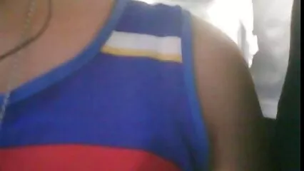 El solitario FIFA acaricia al gatito en la cama con manos abuelas mexicanas calientes suaves