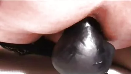 Linda chica se frota maduras mexicanas follando en el consolador que sobresale de la pared