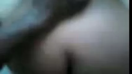El perro del hombre de los deportes empuja en el pornografía mexicano agujero de un pollo