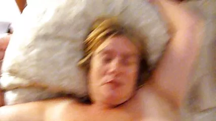 Sincera hermosa masturbándose el coño porno extremo mexicano en la cámara