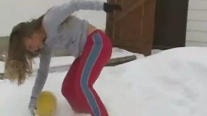 Mi esposa está sentada en el suelo con mexicanas culonas xvideos su pastel.