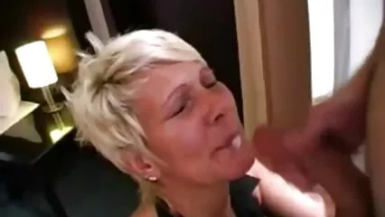 Chica fresca mostrando el culo y el coño para mujeres mexicanas haciendo el amor la seducción