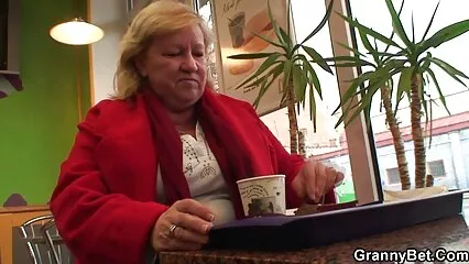 Un caballero bastante madres mexicanas follando maduro besó a una mujer joven en su casa