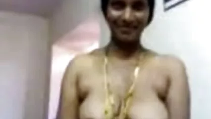 Morena sensual se frota porno casero mexicano anal el coño en la almohada