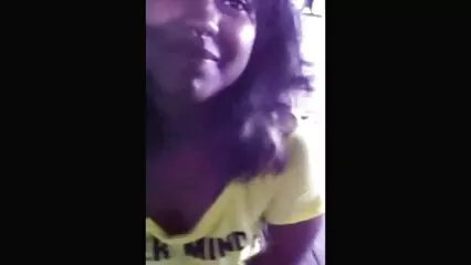 Besa a una chica delgada mientras habla peliculas mexicana porno por teléfono
