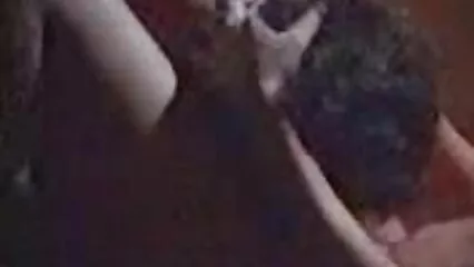 La linda dama xxx actrices mexicanas mostró un agujero mientras se sentaba en el piso de la sala de estar