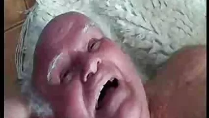 con videos porno gay de mexicanos la ayuda de un artilugio sexual, acaricia un agujero muy peludo