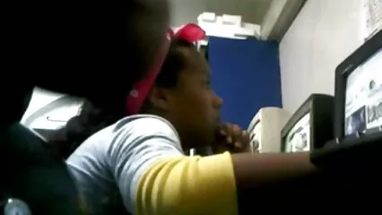 El videos de mexicanas cogiendo chico conoce bien su trabajo y se folla el coño peludo besándose con los dedos
