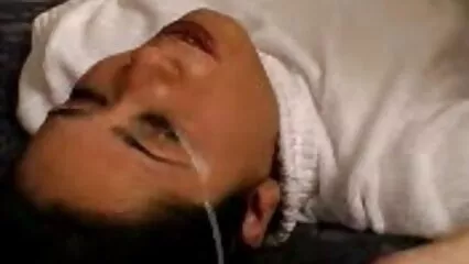 Una cojiendo con mi suegra mexicana joven se quita las bragas delante de la cámara.