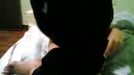 De pelo largo se sienta en el pene en la videos de travestis mexicanos posición de jinete