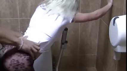 Lengua mexicanas maduras nalgonas de coño excitada y luego puso su levantamiento en ella