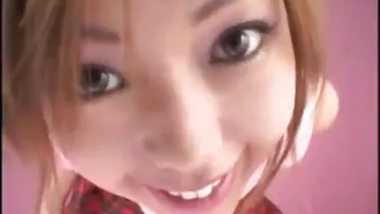Una tía se sentó en el sofá junto a su xxx de maduras mexicanas sobrino y lo sedujo con un beso salvaje.