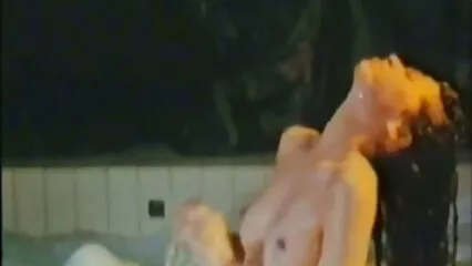 Dos mujeres xnxx maduras mexicanas desnudas caminando por el pasillo del hotel.