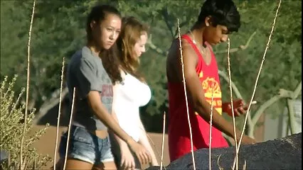 Chica con consolador porno abuela mexicana en la vagina experimenta orgasmos agradables
