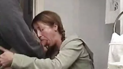 , macho con gorra consigue una chica esbelta con un hermoso esposasputasmexicanas busto en la naturaleza