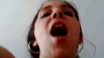 Un joven besó videos pornos lesbianas mexicanas a un pollo en la vagina mientras estaba de pie.