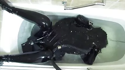 Morena ver porno casero mexicano de pelo largo frota su gorra contra una silla