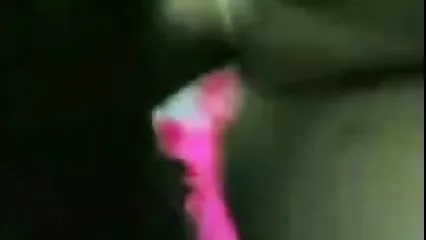 Chica relajada se burla del clítoris con los dedos y el consolador videoxxxmexicano