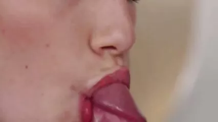 Glamour chica desnuda en el sofá anal maduras mexicanas masturbándose