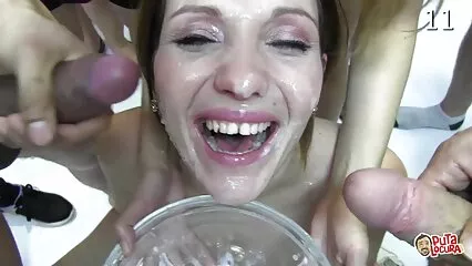 Hombre emocionado xxx putas mexicanas besa a su novia en el baño