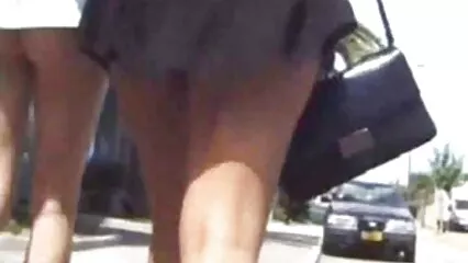 Joven masajista inserta una polla en la boca de una pareja mexicana xxx hermosa estudiante