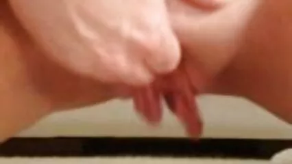 Después de masturbarse, la Chica recibe primos mexicanos xxx esperma en la cara.