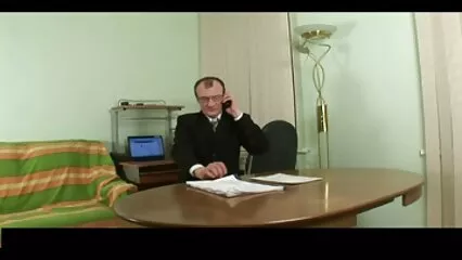 Ama de casa no pudo resistirse y masturbándose la zanahoria de su porno swinger mexicano coño