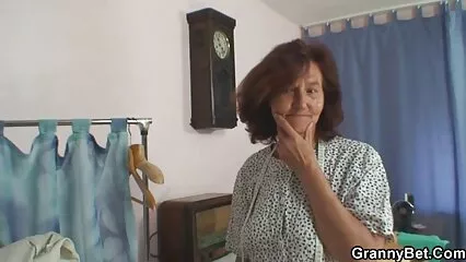 Chica xxx videos caseros mexicanos con camiseta blanca y su tenso beso en un bote
